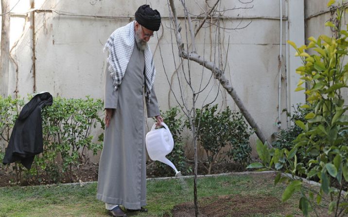 رهبر انقلاب اسلامی در روز درختکاری سه اصله نهال کاشتند